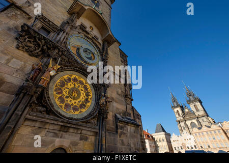 L'horloge astronomique et l'église Notre Dame Avant Tyn en place de la Vieille Ville, Prague, République Tchèque, Europe Banque D'Images