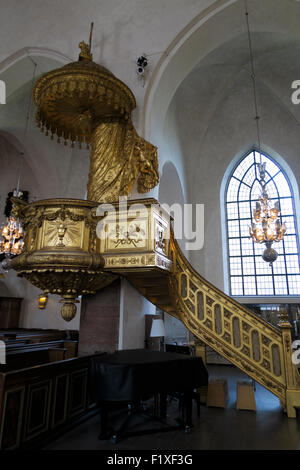 Pupit doré orné à l'intérieur de l'église Saint-James de Stockholm, Suède, Europe Banque D'Images