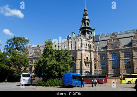 Tour bus stationné à l'arrière du musée nordique, alias Nordiska museet à Stockholm, Suède, Europe Banque D'Images