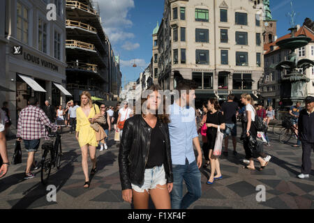 Les gens qui marchent dans une rue animée de Copenhague, Danemark Banque D'Images