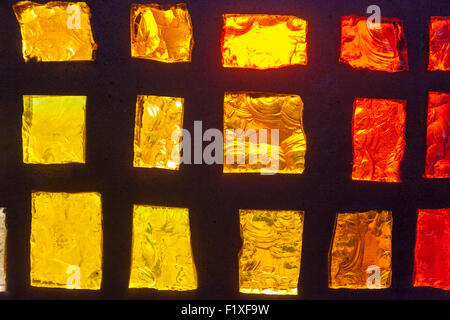 Les vitraux conçus par les moines à l'abbaye de Buckfast. Monastère bénédictin à Buckfast, près de Newton Abbot, Devon, UK Banque D'Images