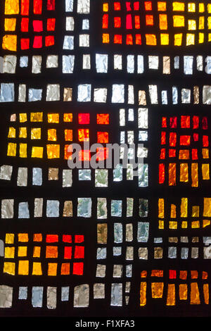 Les vitraux conçus par les moines à l'abbaye de Buckfast. Monastère bénédictin à Buckfast, près de Newton Abbot, Devon, UK Banque D'Images