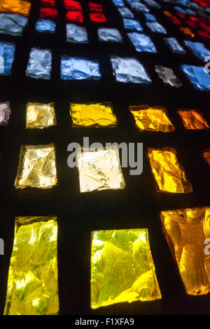 Les vitraux conçus par les moines à l'abbaye de Buckfast. Monastère bénédictin à Buckfast, près de Newton Abbot, Devon, UK Banque D'Images