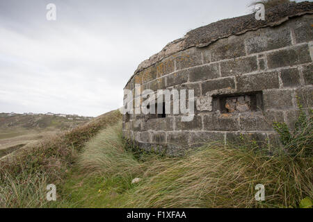 Défenses côtières, Sennen Cove, Dorset UK. Pilulier de la DEUXIÈME GUERRE MONDIALE - un poste de mitrailleuse qui défendait l'autre attaque de l'ennemi. Banque D'Images