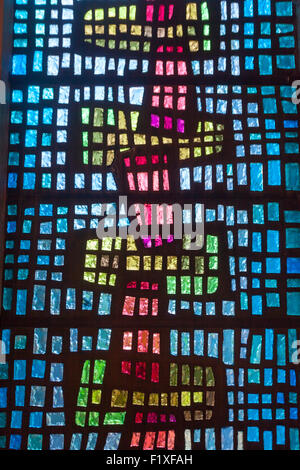 Les vitraux conçus par les moines à l'abbaye de Buckfast. Monastère bénédictin à Buckfast, près de Newton Abbot, Devon, UK Banque D'Images