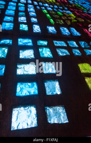 Les vitraux conçus par les moines à l'abbaye de Buckfast. Monastère bénédictin à Buckfast, près de Newton Abbot, Devon, UK Banque D'Images