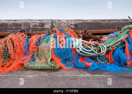 Filets de pêcheurs et des cordes se trouvant du côté du port le port de Newlyn, Cornwall, UK Banque D'Images