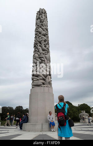 La colonne monolithe du sculpteur norvégien Gustav Vigeland au parc Frogner à Oslo, en Norvège Banque D'Images