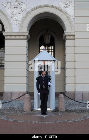 Garde côtière canadienne à son poste en face d'une guérite, Palais Royal, Oslo, Norvège, Europe Banque D'Images