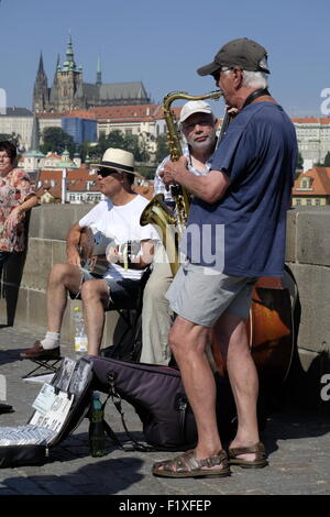 Les artistes de rue jouant la musique de jazz sur le pont Charles à Prague, République Tchèque, Europe Banque D'Images