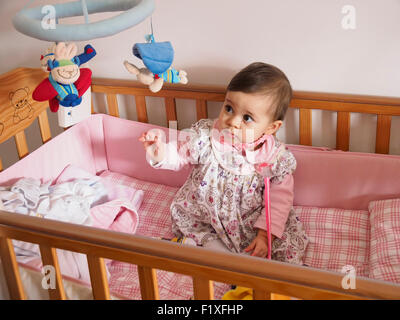 Baby Girl inside crib Banque D'Images