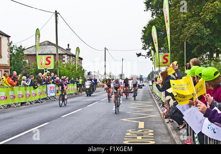 Abbeytown, Cumbria, Royaume-Uni. 8 Septembre, 2015. Sur l'étape 3 de la Tournée 2015 de la Grande-Bretagne, le 1er Sprint intermédiaire dans le village de Abbeytown est remporté par le SIAIDE Cruopis avec Russell Downing, prendre la 2e place et Tyler Farrar 3ème. Les spectateurs et les écoliers encourager les cyclistes. Credit : Julie friteuse/Alamy Live News Banque D'Images