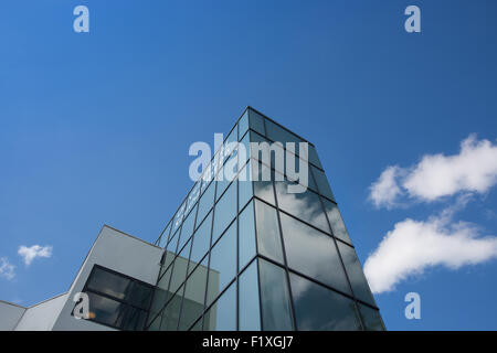 Université de Southampton, Hampshire, Royaume-Uni. Le Gower s'appuyant sur le Campus Highfield. Banque D'Images