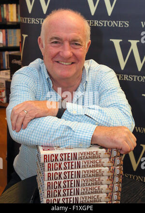 Southampton, Hampshire, Royaume-Uni. 8 Septembre, 2015. Christopher Richard 'Rick' Stein OBE est un célèbre chef anglais, restaurateur et présentatrice de télévision à Southampton Waterstones signant son nouveau livre. Le chef aussi sur qu'il venait d'ouvrir un nouveau restaurant de fruits de mer au Sandbanks et c'est sur la même route que le Chef Gordon Ramsey Celeb a une maison. Lorsque vous demander si Gordon a sauté dans il a dit que la porte est toujours ouverte : UKNIP Crédit/Alamy Live News Banque D'Images