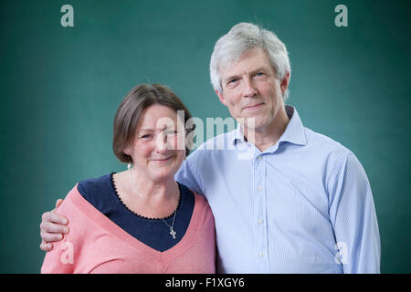 Fiona l'oiseau, l'écrivain écossais-alimentaire avec son mari Stephen, G.P. au Edinburgh International Book Festival 2015. Edimbourg, Ecosse. 20 août 2015 Banque D'Images