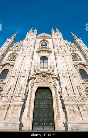 Porte de la cathédrale de Milan (Duomo di Milano, Italie). Dédiée à Santa Maria Nascente Banque D'Images