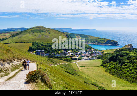 Les promeneurs sur la côte sud-ouest de Lulworth Cove, chemin donnant sur la côte jurassique, Lulworth, Dorset, England, UK Banque D'Images