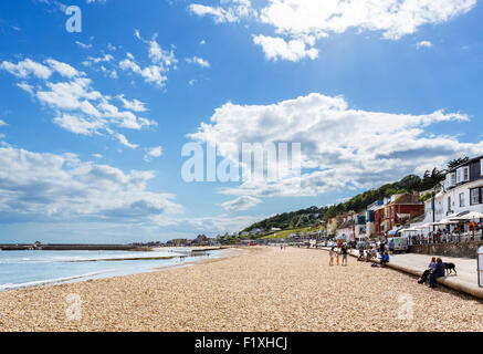 La plage de la ville avec le derrière de Cobb, Lyme Regis, la baie de Lyme, sur la côte jurassique, Dorset, England, UK Banque D'Images