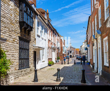 La rue de l'église dans la vieille ville historique, Poole, Dorset, England, UK Banque D'Images