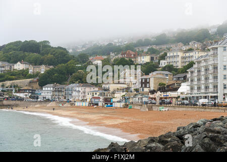 La station balnéaire et la plage de Ventnor, île de Wight UK par temps couvert et par temps brumeux Banque D'Images