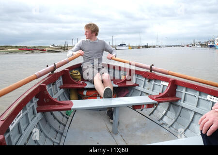 Le Taxi d'aviron de l'autre côté de la rivière de Southwold pour aider les touristes Walberswick explorer une belle partie de Suffolk Banque D'Images