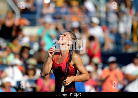 Flushing Meadows, New York, USA. 07Th Nov, 2015.  : Simona, le nombre de semences 2 Roumanie, célèbre sa 4e tour victoire sur Sabine Lisicki de l'Allemagne à l'US Open à Flushing Meadows, New York le 7 septembre 2015. A remporté le match : en trois ensembles. Crédit : Adam Stoltman/Alamy Live News Banque D'Images