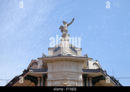 Mercure, le dieu romain, en haut de la Galeria Emporium, ancien Centre Mercur (1903), Ljubljana, Slovénie Banque D'Images