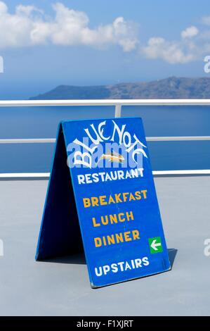 Blue note restaurant sign sur un toit caldera Santorini Grèce Banque D'Images