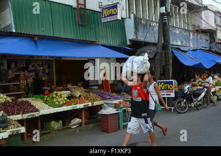 La place du marché le inTugeogharo thePhilippines du nord de l'état de la plupart des rues.stands vendant de tout, des légumes frais, des fruits Banque D'Images