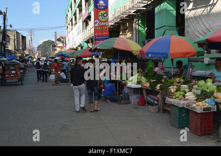 La place du marché le plus inTugeogharo thePhilippines du nord de l'état des rues cale sellingfresh à nick nacks légumes Banque D'Images