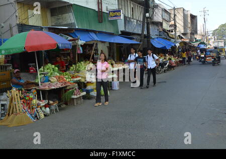 La place du marché le inTugeogharo thePhilippines la plus au nord de l'état. Wthstalls freshvegetables rues vente de nick nacks Banque D'Images