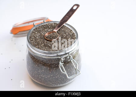 Salvia hispanica de semences. Les graines de Chia dans un bocal en verre. Banque D'Images