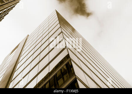 Tons Split shot d'un immeuble moderne à Londres près de Fenchurch Street station avec ciel nuageux Banque D'Images