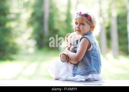 Jeune fille avec teddybear Banque D'Images