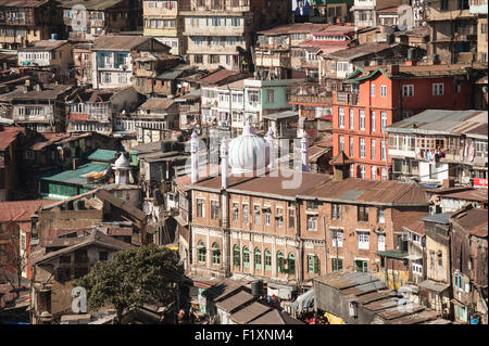 Shimla, Himachal Pradesh, Inde. Vue de l'enchevêtrement de bâtiments sur la colline en cascade qui forment le centre de la ville avec la Mosquée Jama Masjid dans le centre. Banque D'Images