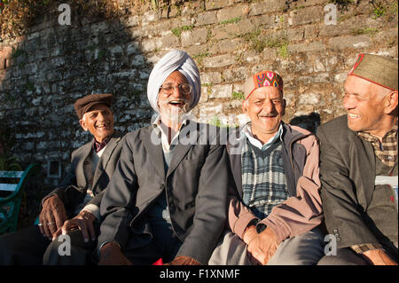 Shimla, Himachal Pradesh, Inde. Groupe de retraités assis sur un banc, riant. Banque D'Images