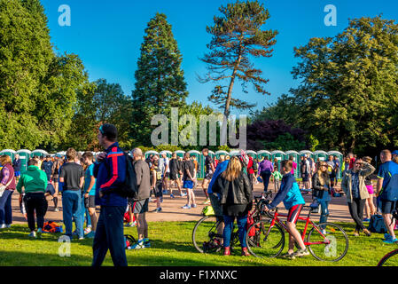 Coureurs et cyclistes dans le parc de l'Ouest attendent le début de la sculpteurs parrainé Wolverhampton UK Marathon Banque D'Images