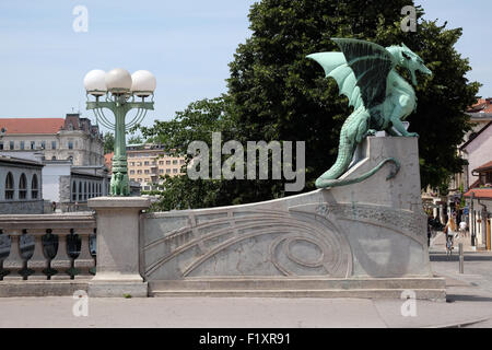 Dragon - symbole de la capitale slovène sur le Pont du Dragon de Ljubljana, Slovénie Banque D'Images