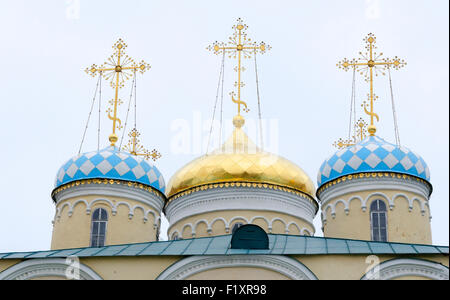 Trois croix d'or au-dessus des coupoles de la cathédrale dans le Kremlin de Kazan, l'architecture russe Tatarstan Banque D'Images