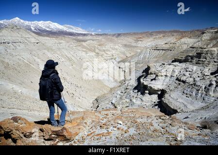 Le Népal, Gandaki zone, Upper Mustang (près de la frontière avec le Tibet), Trekker et minéral paysage entre Lo Manthang et le village de Dhie Gaon Banque D'Images