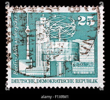 Timbres en RDA montre Horloge mondiale, place Alexander, Berlin, vers 1973 Banque D'Images