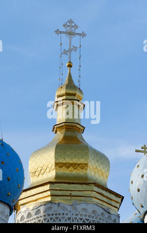 Bulbe d'or traditionnel avec croix en haut d'une cathédrale de l'annonciation russe à l'intérieur du Kremlin, Kazan, Tatarstan, Russie Banque D'Images