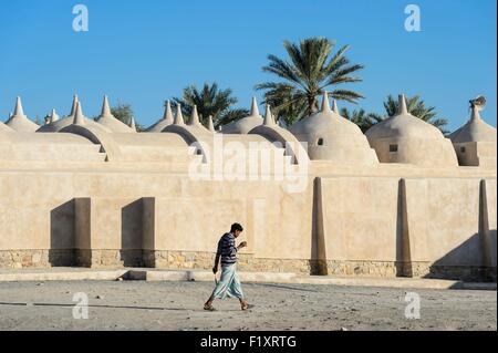 Sultanat d'Oman, gouvernorat de Ash Sharqiyah, Jalan Bani Bu Ali, Jami Al Hamoda mosquée avec dômes 52 Banque D'Images