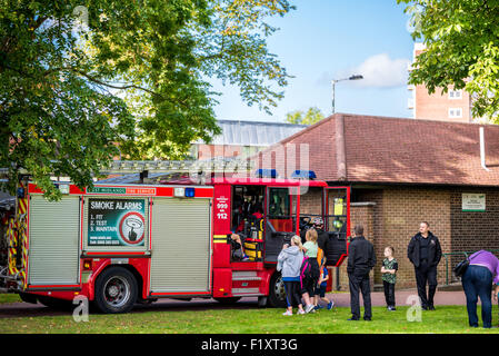 Les enfants l'obtention d'un regard à l'intérieur d'un camion de pompiers au West Park Wolverhampton West Midlands UK Banque D'Images