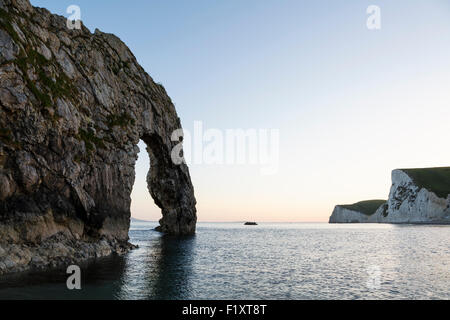 Durdle door au coucher du soleil, la Côte Jurassique, à l'île de Purbeck, Dorset Banque D'Images