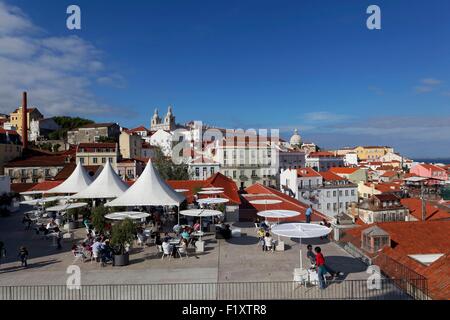Portugal, Lisbonne, Alfama, Miradouro Portas do Sol, restaurant Portas do Sol, le monastère de São Vicente de Fora dans l'arrière-plan Banque D'Images