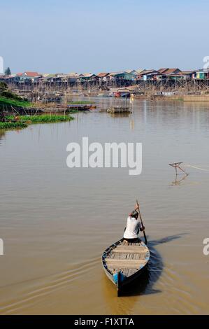 Le Cambodge, la province de Siem Reap, Kompong Khleang, Tonle Sap, en bateau sur la rivière avec des maisons sur pilotis Banque D'Images