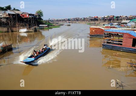 Le Cambodge, la province de Siem Reap, Kompong Khleang, Tonle Sap, en bateau sur la rivière avec des maisons sur pilotis Banque D'Images