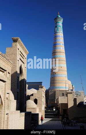 L'Ouzbékistan, de Khorezm, Khiva, Itchan Kala (ville intérieure) inscrite au Patrimoine Mondial de l'UNESCO, rue de Khiva et Islom-Hoja minaret Banque D'Images