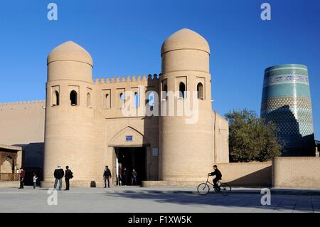 L'Ouzbékistan, de Khorezm, Khiva, Itchan Kala (ville intérieure) inscrite au Patrimoine Mondial de l'UNESCO, l'entrée ouest de la ville fortifiée Banque D'Images